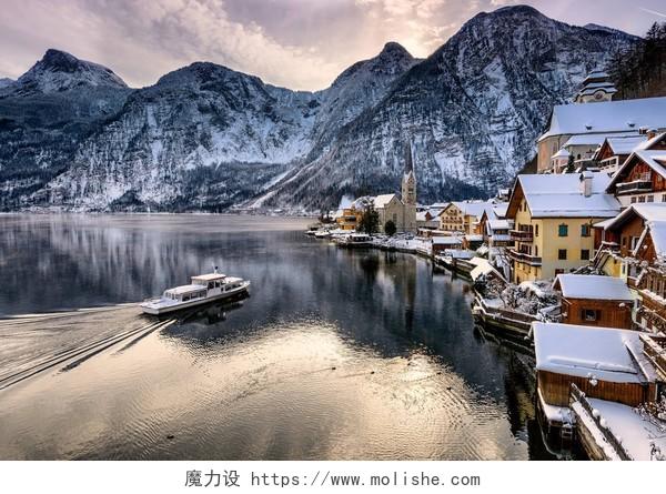 哈尔斯塔特圣诞村奥地利阿尔卑斯山著名哈尔斯塔特湖畔镇的风景明信片观映于 Hallstattersee 湖的冬夜雪